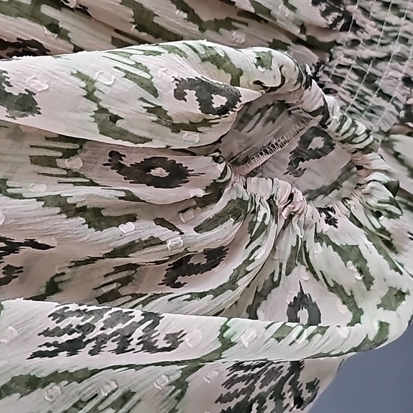 Zara Beautiful Green Design Dress with Elastic Waist & Tie Front - Picture 4 of 7